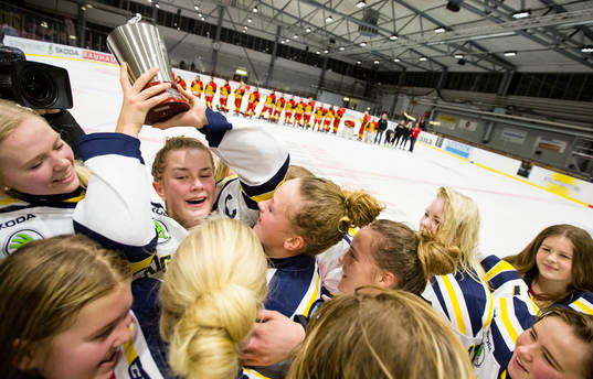 Ångermanlands spelare jublar med pokalen