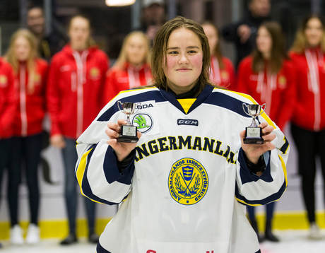 Ångermanlands målvakt Therese Järnkrok tar emot pris som