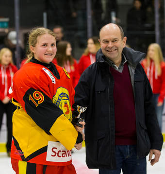 Skånes Sofie Lundin tar emot pris som bästa forward