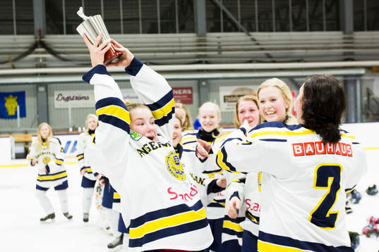 Ångermanlands Madelen Westerlund lyfter pokalen