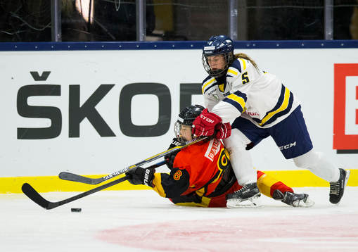Skånes Linn Lindblom i kamp om pucken med Ångermanlands