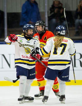 Ångermanlands Madelen Westerlund gör 2-2 och gratuleras