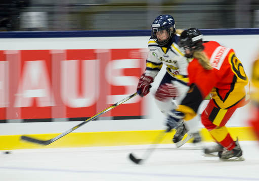 Ångermanlands Elida Östman jagas av Skånes Maria Lindberg