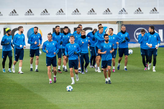 Spelarna värmer upp med Gareth Bale i täten