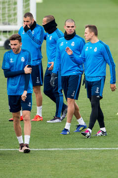 Real Madrids Pepe och Denis Cheryshev i dialog