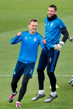 Real Madrids Denis Cheryshev och målvakt Kiko Casilla