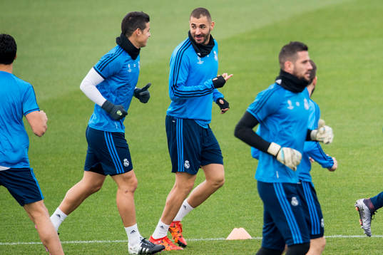 Real Madrids James Rodríguez och Karim Benzema i samtal