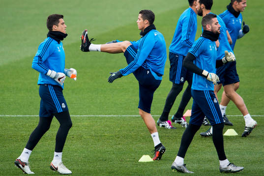 Real Madrids Cristiano Ronaldo värmer upp