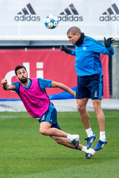Real Madrids Pepe nickar undan framför Alvaro Arbeloa