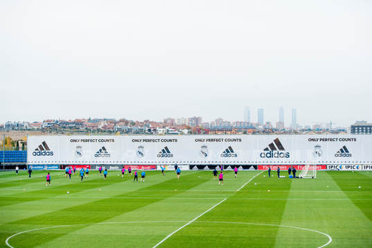 Översiktsbild över en träning med Real Madrid på