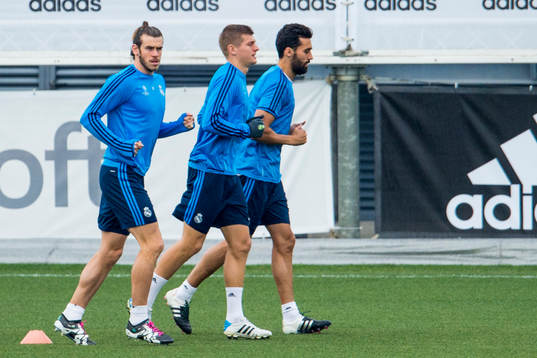 Real Madrids Gareth Bale värmer upp