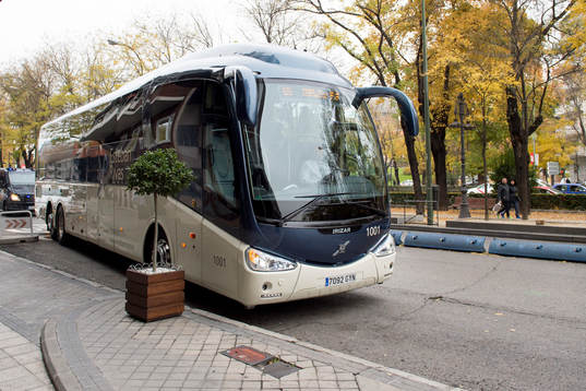 Malmö FFs spelarbuss ankommer till spelarhotellet
