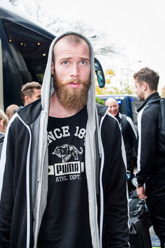 Malmö FFs Jo Inge Berget ankommer till spelarhotellet