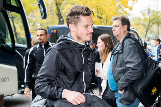 Malmö FFs Markus Rosenberg ankommer till spelarhotellet