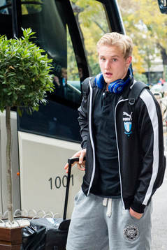 Malmö FFs Franz Brorsson ankommer till spelarhotellet
