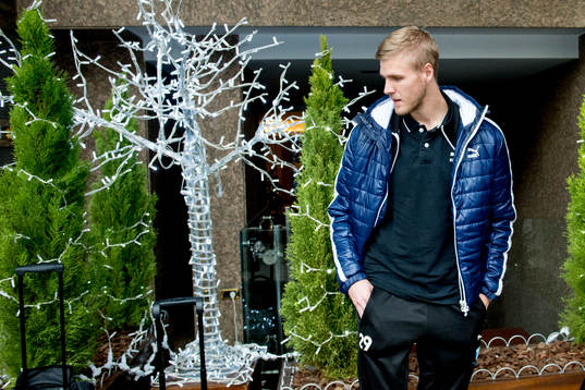 Malmö FFs målvakt Fredrik Andersson väntar på att