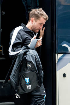 Malmö FFs Kari Arnarson går av bussen när laget ankommer