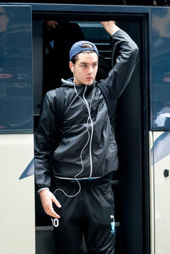Malmö FFs målvakt Marko Johansson går av bussen när