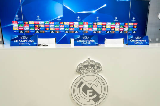 Podiet med Real Madrids logga