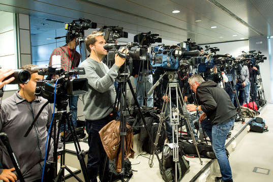 Fotografer filmar en presskonferens med Real Madrid