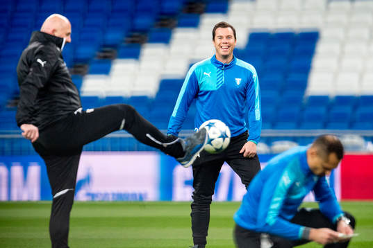 Malmö FFs sportchef Daniel Andersson lattjar