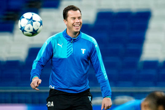 Malmö FFs sportchef Daniel Andersson lattjar