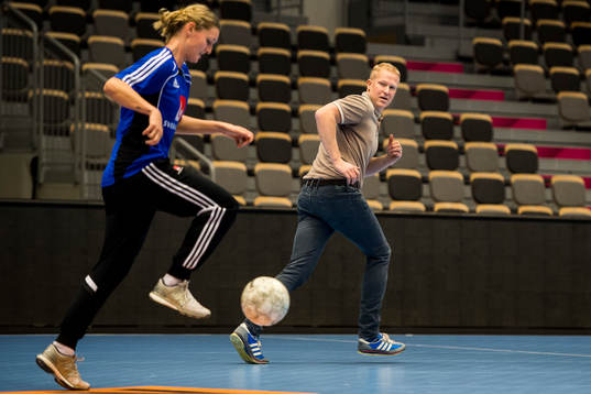 Aftonbladets reporter Johan Flinck är med och spelare