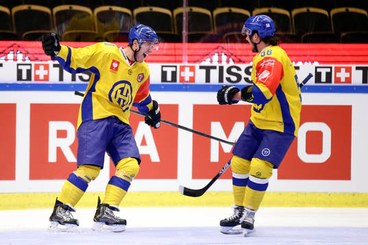 Davos Enzo Corvi jublar med Dino Wieser