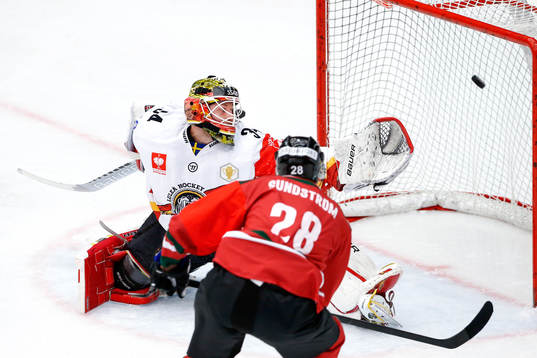 Frölundas Johan Sundström skjuter pucken till 1-0 bakom