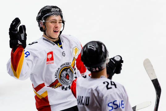 Luleås Johan Forsberg jublar ihop med Johan Harju