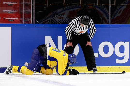 Davos Dick Axelsson skadar sig