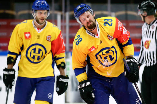 Davos Dick Axelsson skadar sig
