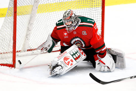 Frölundas målvakt Lars Johansson släpper in pucken till