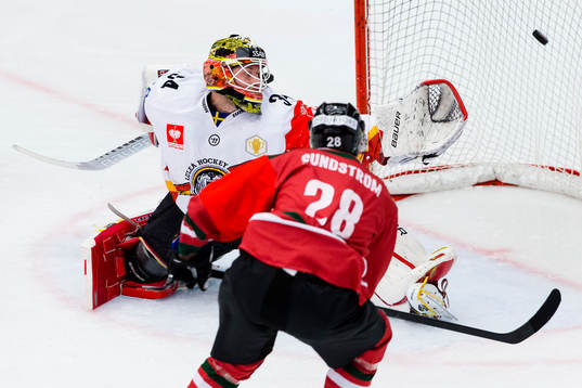 Frölundas Johan Sundström skjuter 1-0 bakom Luleås