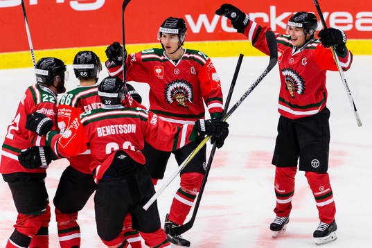 Frölundas Johan Sundström jublar och omfamnas