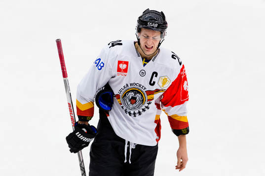 Luleås Johan Harju grimaserar illa