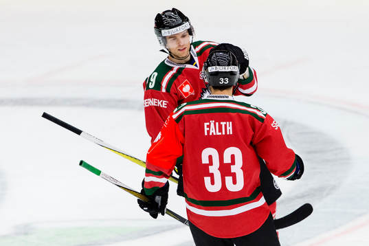 Frölundas Spencer Abbott jublar ihop med Elias Fälth