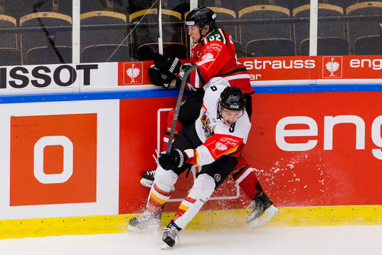 Luleås Johan Forsberg tacklar Frölundas Lukas Bengtsson
