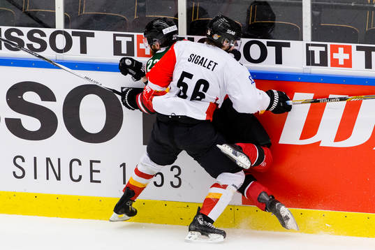 Luleås Jonathan Sigalet tacklar Frölundas Erik Gustafsson