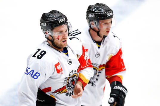 Luleås Jacob Lagace blöder