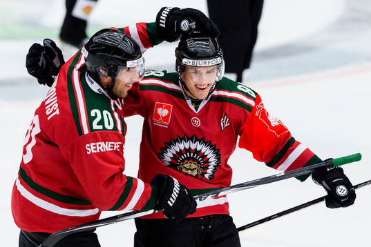Frölundas Andreas Johnson jublar ihop med Joel Lundqvist