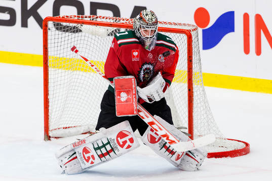 Frölundas målvakt Lars Johansson räddar ett skott