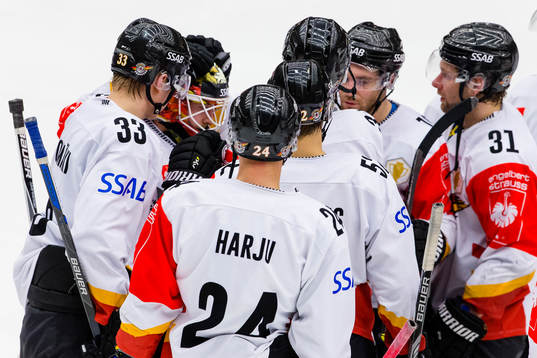 Deppigt i Luleå när målvakt Joel Lassinantti klappas om