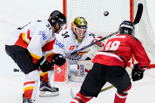 Frölundas Andreas Johnson gör 2-1 bakom Luleås målvakt