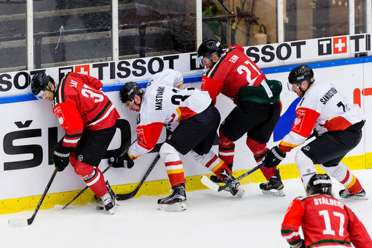 Kamp om pucken vid sargen mellan Frölundas Nicklas Lasu