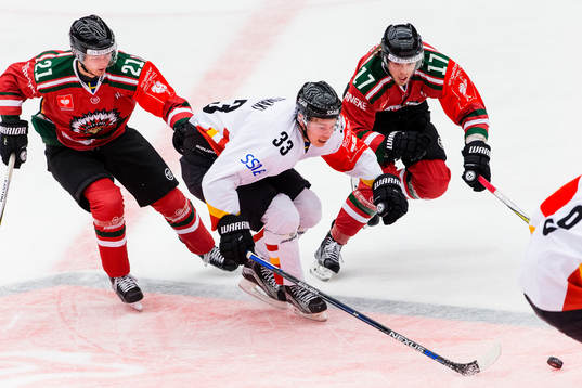 Frölundas Christoffer Ehn och Sebastian Stålberg jagar