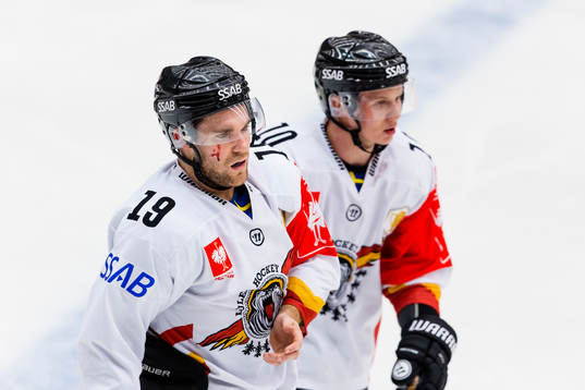 Luleås Jacob Lagace leds blodig av isen med hjälp av Toni