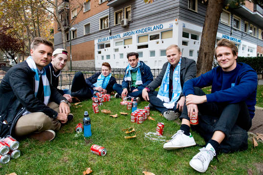 Ett gäng supportrar värmer upp