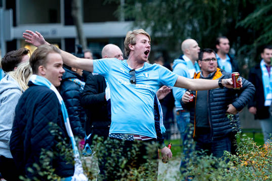 Ett gäng supportrar värmer upp