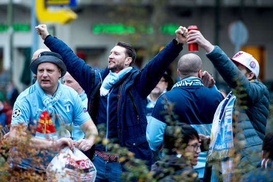 Ett gäng supportrar värmer upp